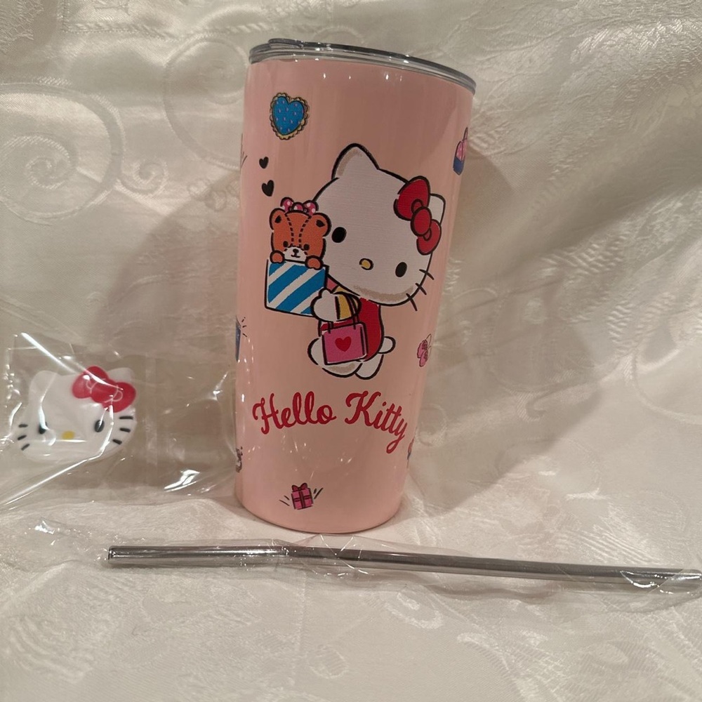 💕Hello kitty Tumbler with a straw and a straw charm